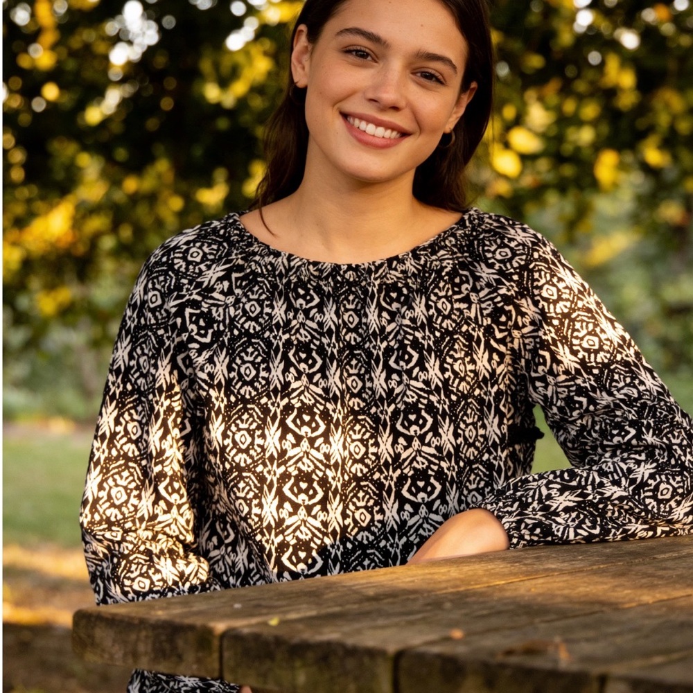 Faded Glory Black and White Geometric Long Sleeve Top